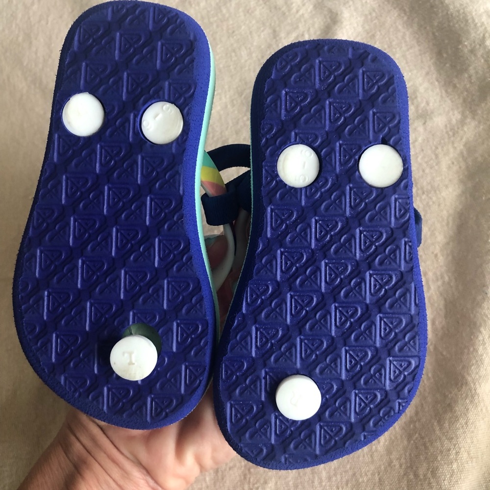 5/$25 Roxy Flip Flops - Picture 2 of 2
